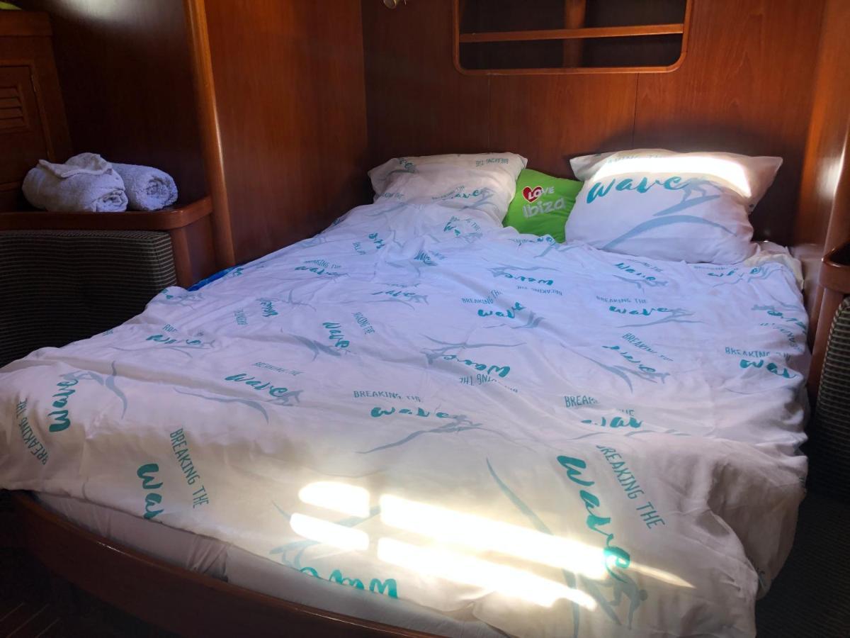 From September Lyra On The Go To Suriname Till 1 April 2026 Joint Captain Casey Medemblik Eksteriør billede